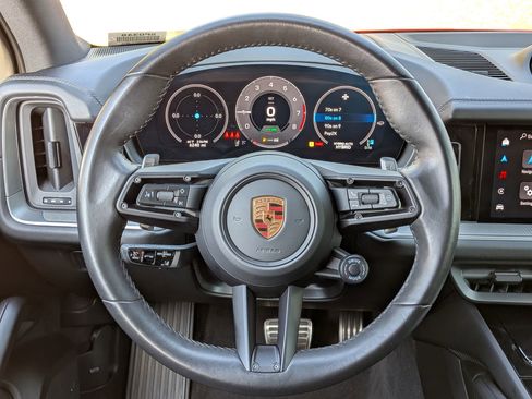 Certified 2025 Porsche Cayenne GTS AWD/4WD image 18