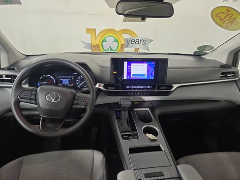Used 2025 Toyota Sienna LE image 14