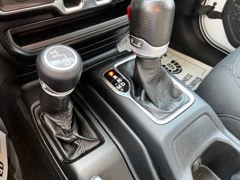 Used 2022 Jeep Gladiator Sport AWD/4WD image 21