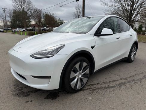 Used 2022 Tesla Model Y Long Range image 8
