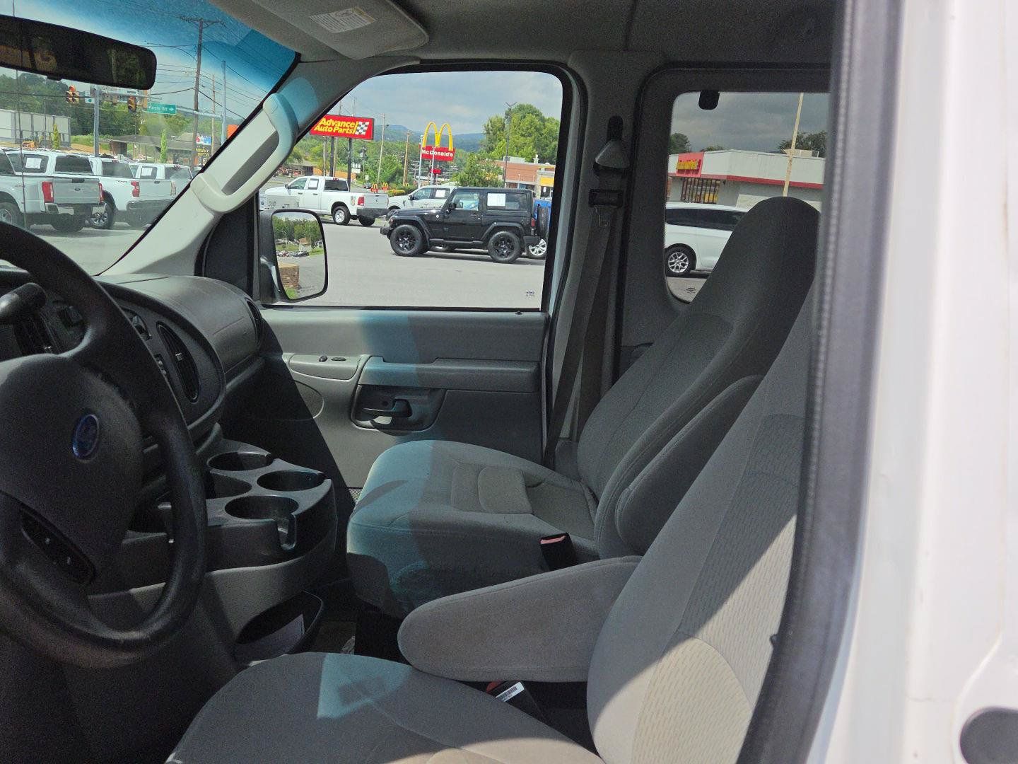 Used 2007 Ford E-350 and Econoline 350 XLT RWD image 10