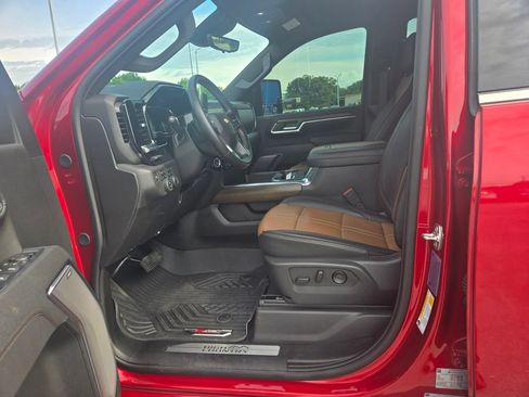 Used 2025 Chevrolet Silverado 2500 High Country w/ Technology Package AWD/4WD image 7