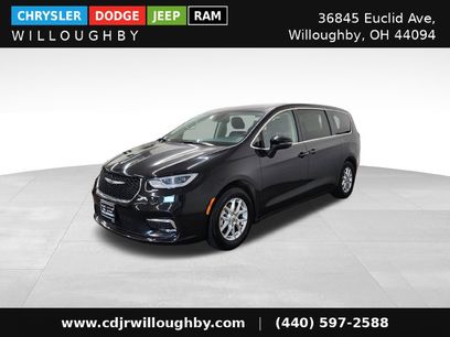 Used 2023 Chrysler Pacifica Touring-L
