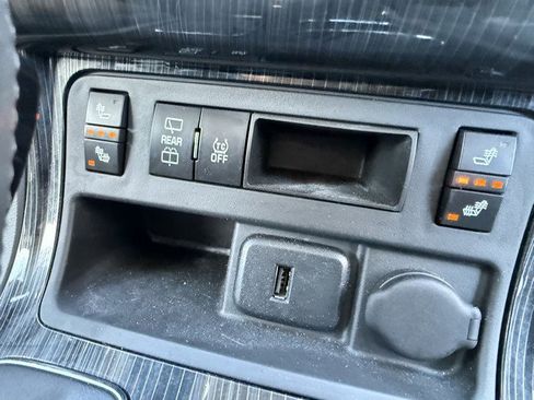 Used 2017 Chevrolet Traverse LT image 36