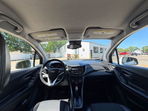 Used 2021 Chevrolet Trax LT w/ LT Convenience Package AWD/4WD image 26