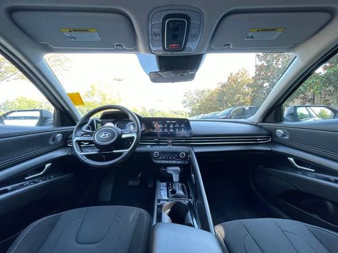 Used 2025 Hyundai Elantra SEL FWD image 28