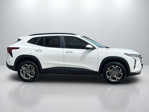 Used 2025 Chevrolet Trax LT FWD image 4