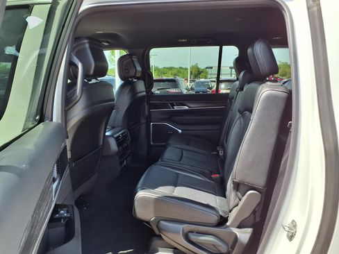 Used 2024 Jeep Wagoneer L Series II w/ Flexible Seating Group RWD image 12