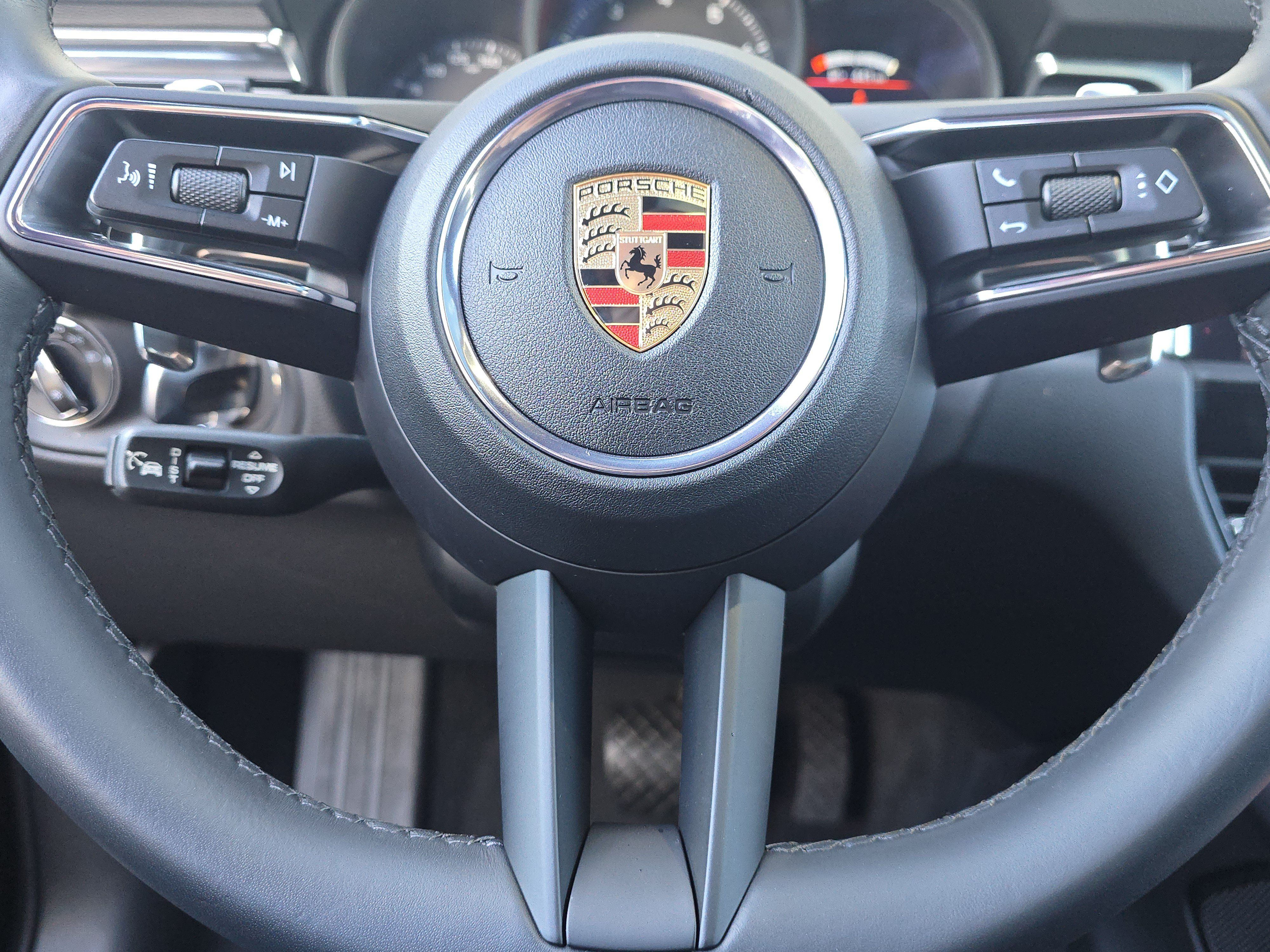 Certified 2025 Porsche Macan AWD/4WD image 18