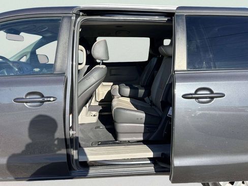 Used 2017 Kia Sedona LX w/ LX Essentials Premium Package FWD image 17