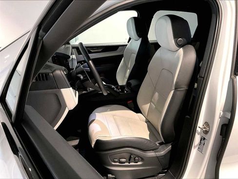 Used 2025 Porsche Cayenne image 8