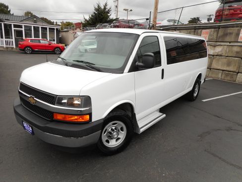 Used 2017 Chevrolet Express 3500 LT w/ LT Preferred Equipment Group RWD image 4