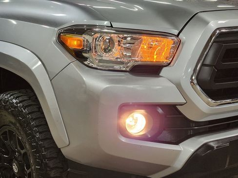 Used 2022 Toyota Tacoma SR5 RWD image 13