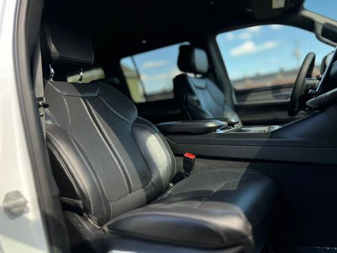 Used 2024 Jeep Wagoneer Series II w/ Flexible Seating Group image 28