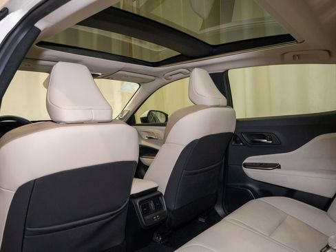 Used 2023 Toyota Crown Limited image 9