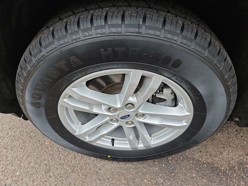 Used 2023 Ford Explorer XLT AWD/4WD image 26