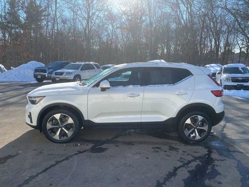 Used 2023 Volvo XC40 B5 Plus image 9
