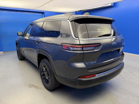 Used 2022 Jeep Grand Cherokee L Laredo w/ Luxury Tech Group I AWD/4WD image 5