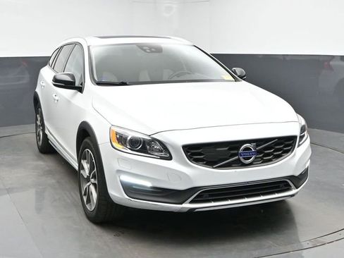 Used 2017 Volvo V60 T5 Cross Country Platinum AWD/4WD image 2