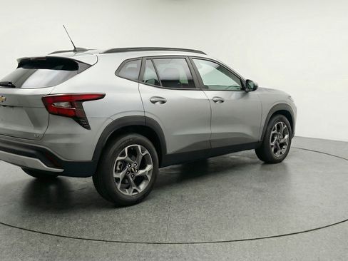 Used 2025 Chevrolet Trax LT w/ LT Convenience Package image 9