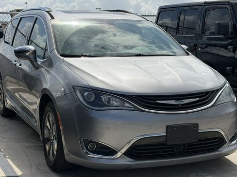 Used 2017 Chrysler Pacifica Platinum FWD image 13