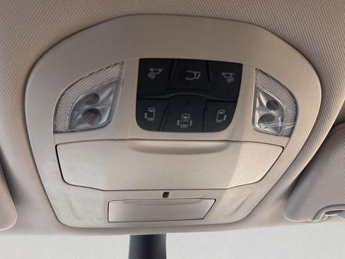 Used 2023 Chrysler Pacifica Touring-L FWD image 19