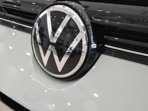 New 2026 Volkswagen Taos SE image 7