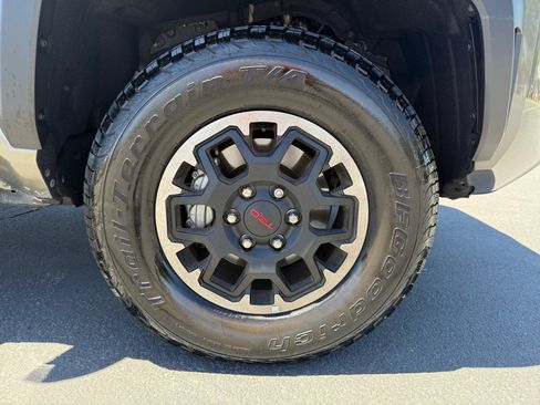 Used 2025 Toyota Tacoma TRD Off-Road w/ TRD Off Road Upgrade Package AWD/4WD image 31