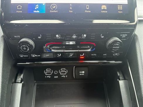 Used 2024 Jeep Grand Cherokee L Limited w/ Luxury Tech Group II image 11