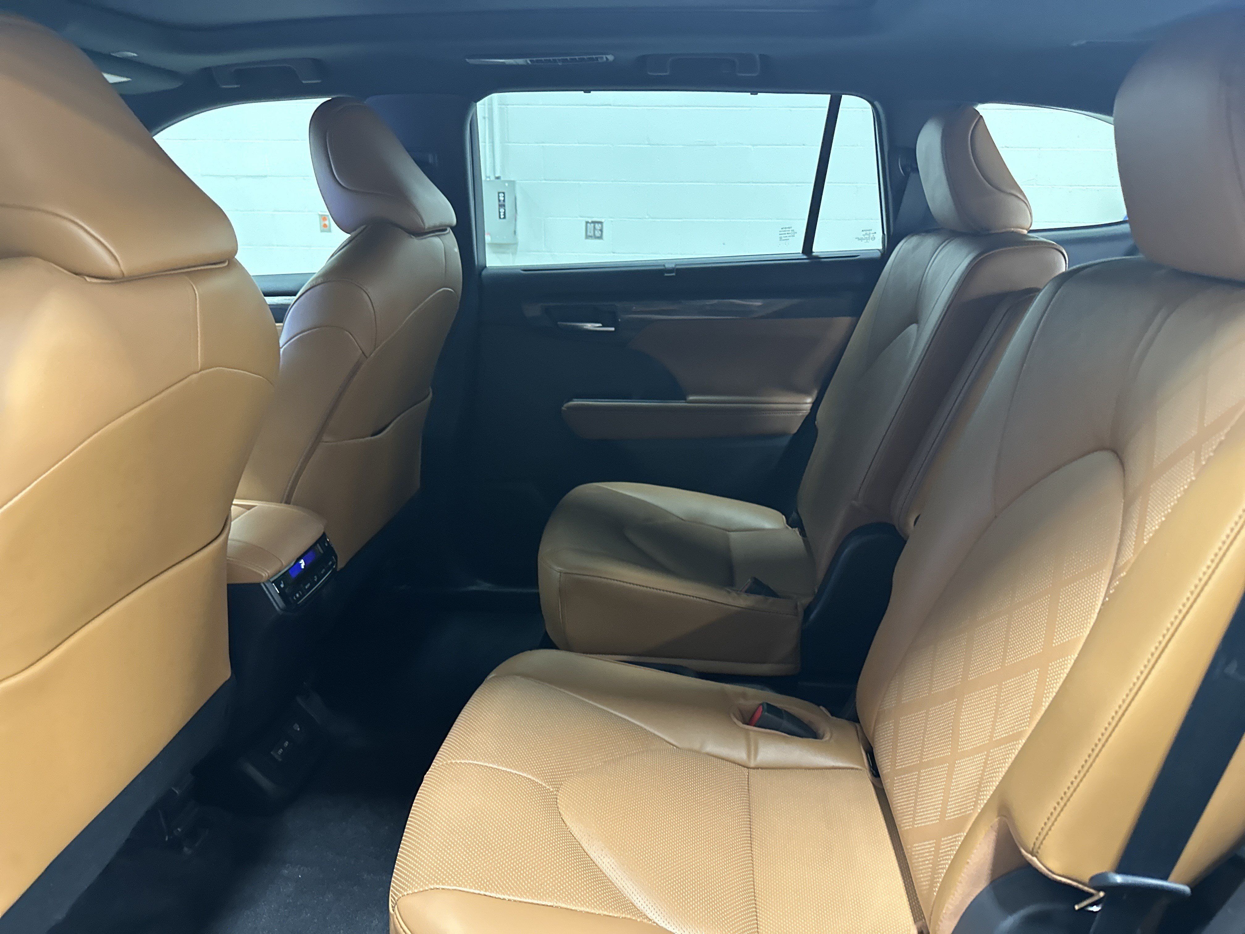 Used 2023 Toyota Highlander Platinum AWD/4WD image 31