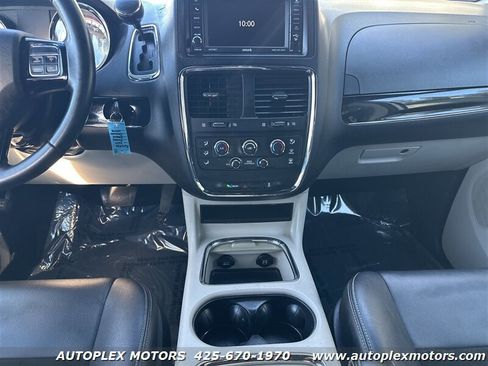 Used 2017 Dodge Grand Caravan SXT image 16