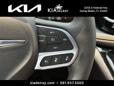 Used 2023 Chrysler Pacifica Pinnacle FWD image 31