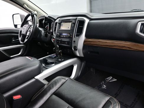Used 2016 Nissan Titan SL image 15
