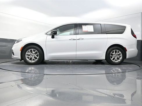Used 2024 Chrysler Pacifica Touring-L image 28