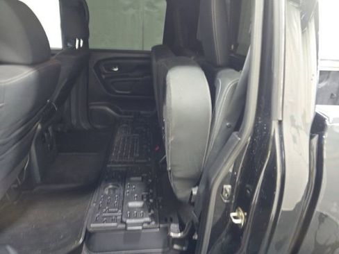 Used 2018 Nissan Titan XD image 9