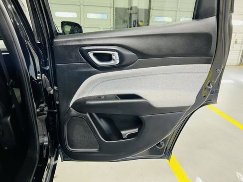 Used 2024 Jeep Compass Latitude image 30