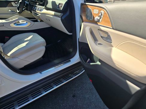 New 2026 Mercedes-Benz GLS 580 4MATIC image 9