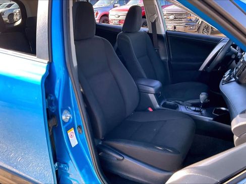 Used 2018 Toyota RAV4 LE image 8