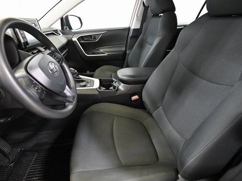 Used 2020 Toyota RAV4 LE image 7