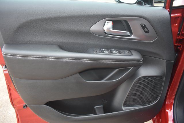 New 2026 Chrysler Pacifica Select FWD image 11