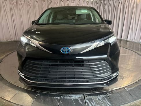Used 2024 Toyota Sienna XLE FWD image 2