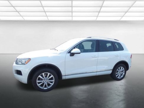 Used 2013 Volkswagen Touareg Sport image 2