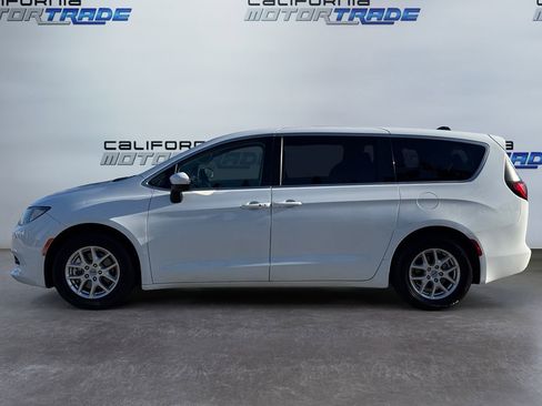 Used 2023 Chrysler Voyager LX image 8