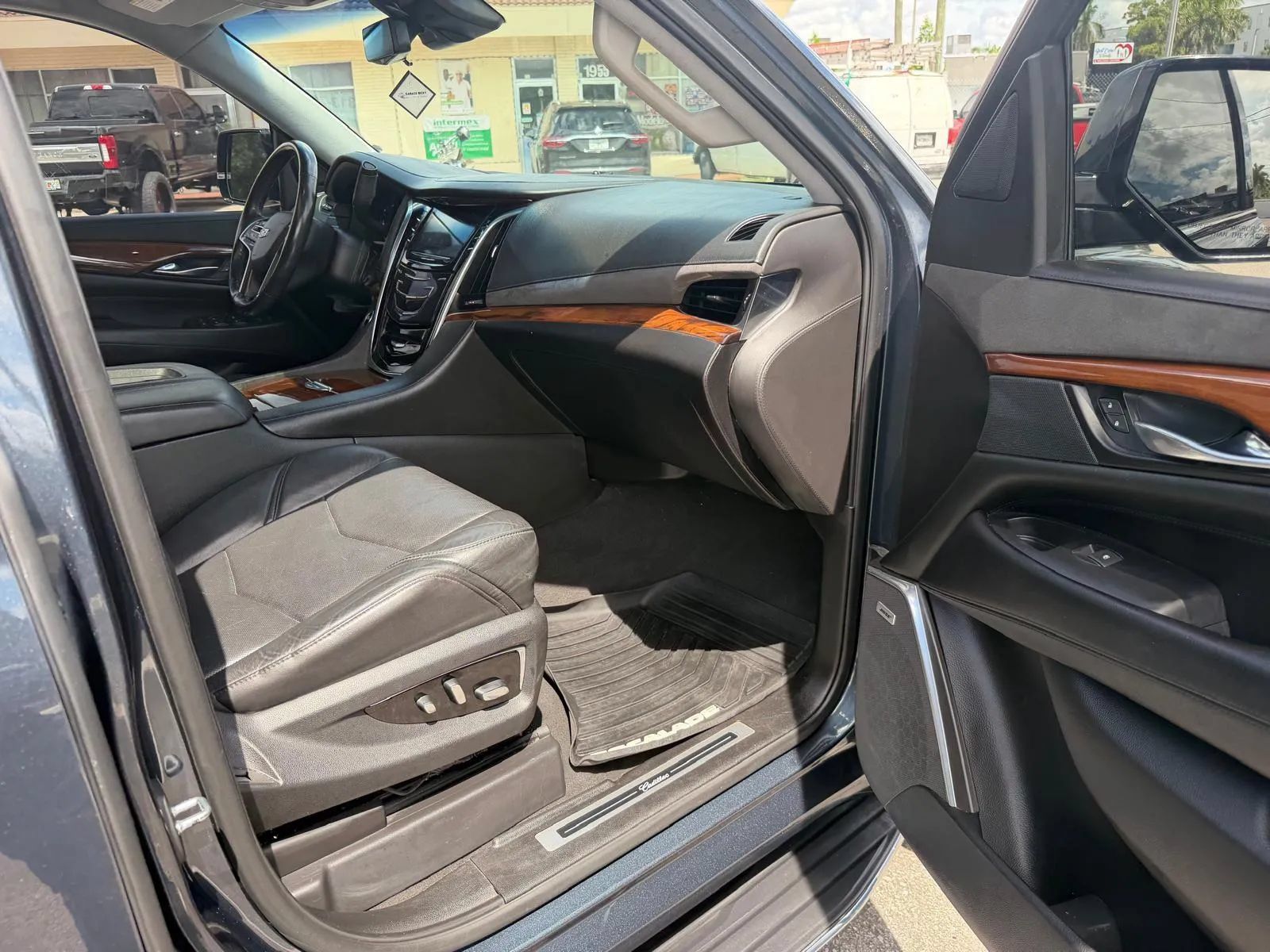 Used 2019 Cadillac Escalade ESV Luxury AWD/4WD image 27