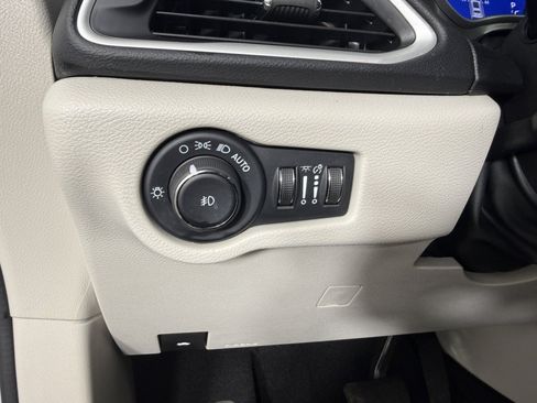 Used 2024 Chrysler Pacifica Touring-L FWD image 22