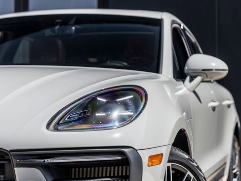 Certified 2022 Porsche Macan S AWD/4WD image 15