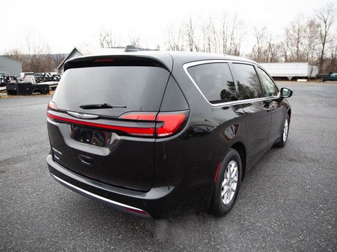 Used 2023 Chrysler Pacifica Touring-L image 3