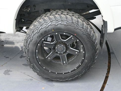 Used 2021 Ford F350 Platinum w/ Tremor Off-Road Package image 38