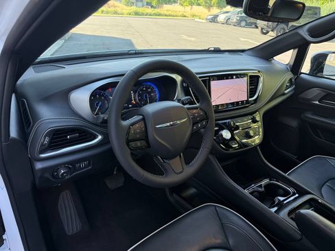 Used 2026 Chrysler Pacifica Limited w/ S Appearance Package FWD image 22
