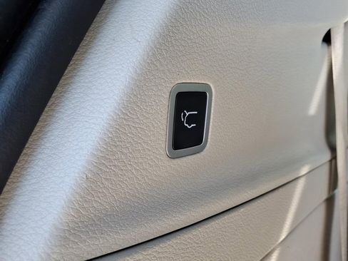 Used 2019 Chrysler Pacifica Touring-L image 27